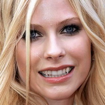 Avril Lavigne y su yaeba, o sonrisa imperfecta LasUltimasModasDentales_Lavigne